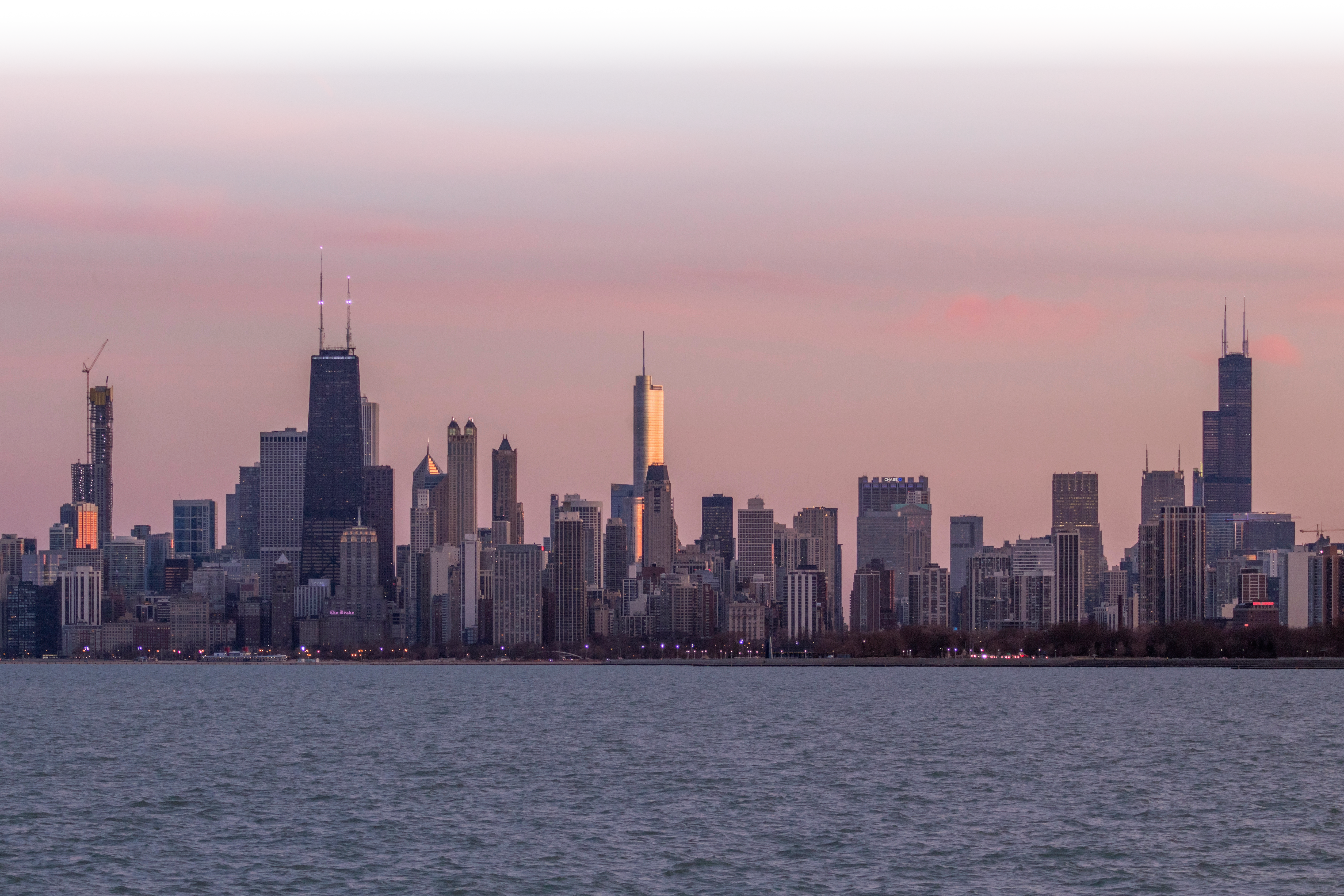 Chicago skyline at sunset 290626 GTY RF